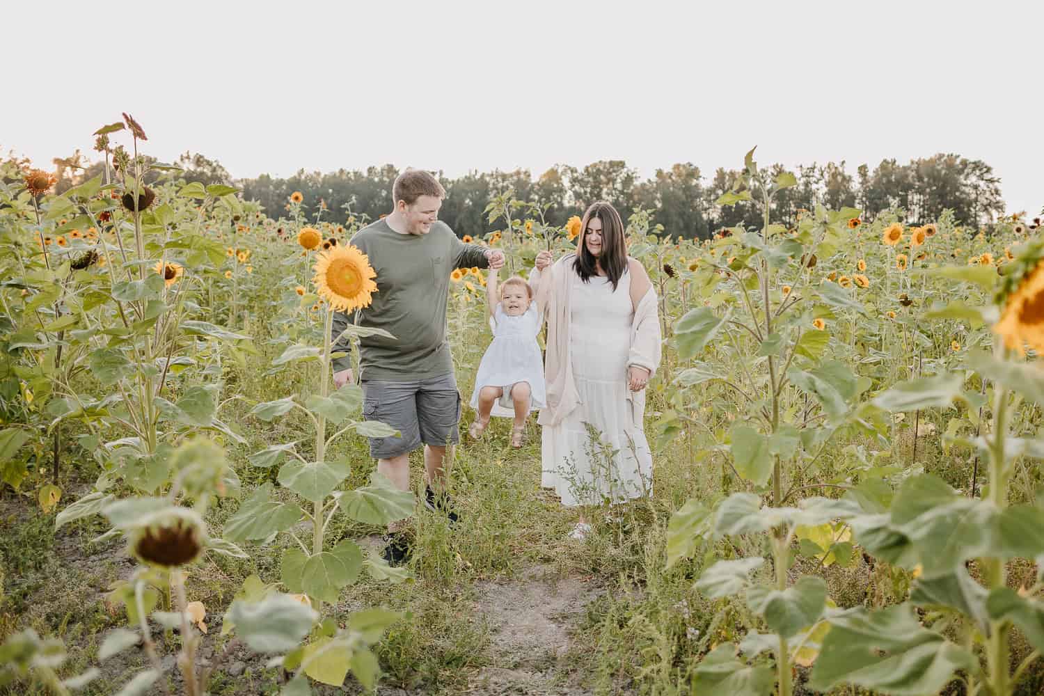 Arlington Family Photographer. Kastle H Photography LLC. Hanson Family. Ninety Farms Sunflower Photoshoot Arlington, WA