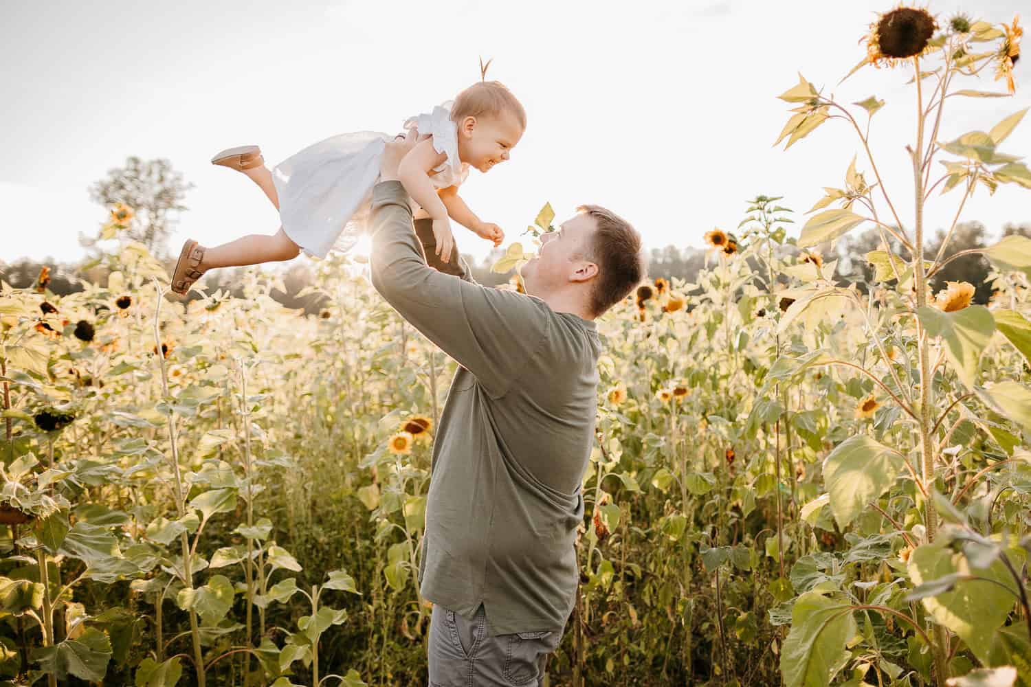 Arlington Family Photographer. Kastle H Photography LLC. Hanson Family. Ninety Farms Sunflower Photoshoot Arlington, WA